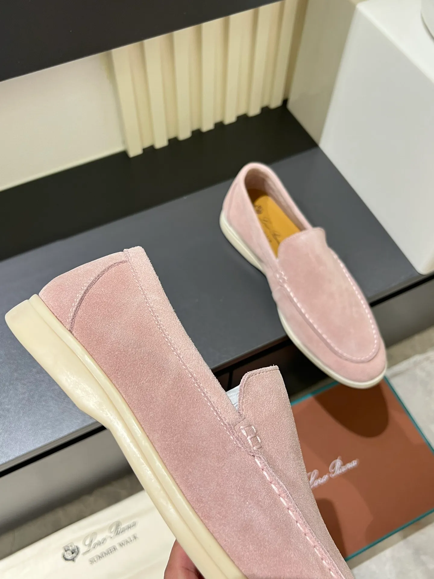 Men's shoes 💰p360 "Loro men's shoes 💰pian'*" Classic L men's shoes for couples 💰p Top version British flat loafers, a must-have item in old money style, the minimalist design is eye-catching and durable, a plus point for dressing The soft foot feel and texture are outstanding. They don’t scratch your feet and are very nice. They are matched with soft and waxy soles. They can be worn daily for a long time without getting tired. They are easy to wear, versatile and classic items, with perfect foot feel and texture! Imported cashmere fabric, the lining is made of imported A-grade water-dyed cow lining, the top version of the genuine leather midsole is sewn with pure handmade mark thread! Size: Female 35-40 (34. Customized) Male 38-44 (45.46. Customized)